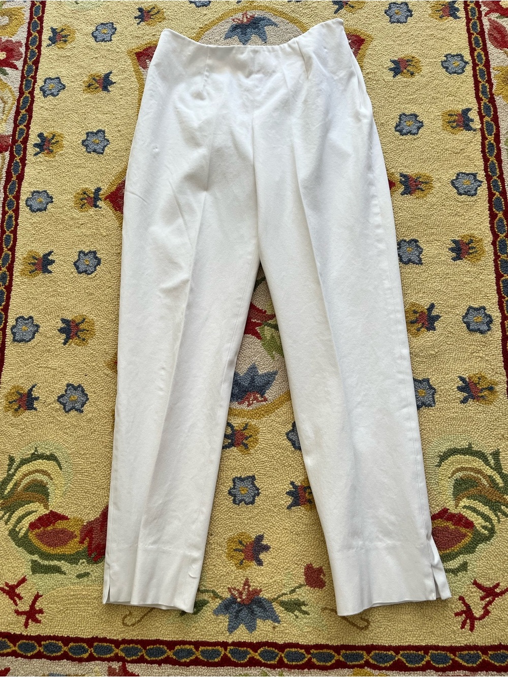 ERIC. WHITE STRAIGHT LEG SKINNY CROP PANTS SIZE 4.